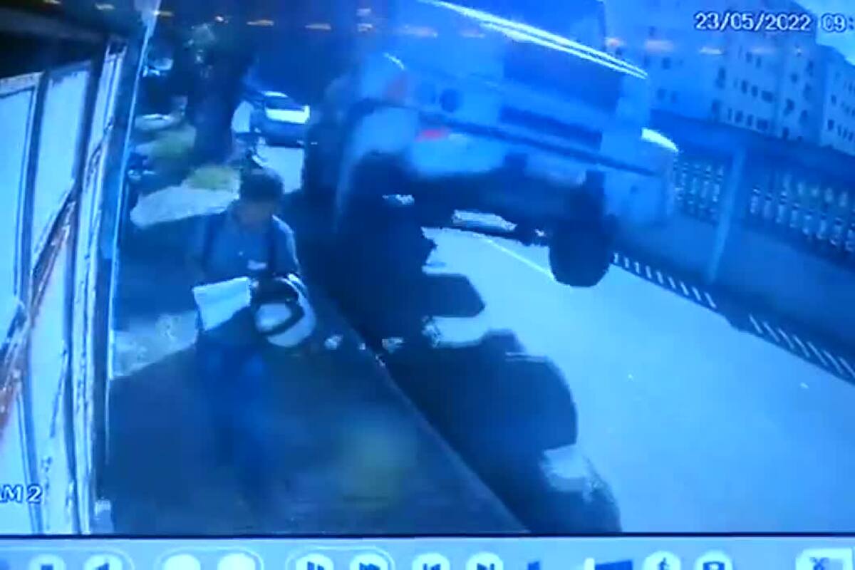 El momento en el que un hombre se salva milagrosamente de ser aplastado por un camión en Fortaleza, Brasil