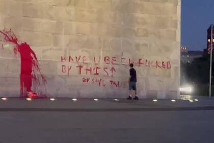 El momento en el que un hombre vandaliza el Monumento a Washington, el lunes por la noche