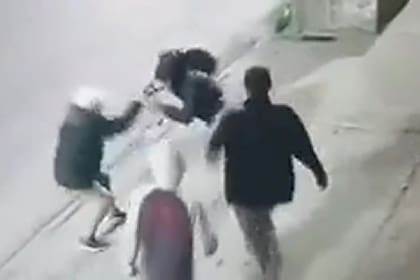 El momento en el que un joven es atacado por tres asaltantes y recibe dos puñaladas