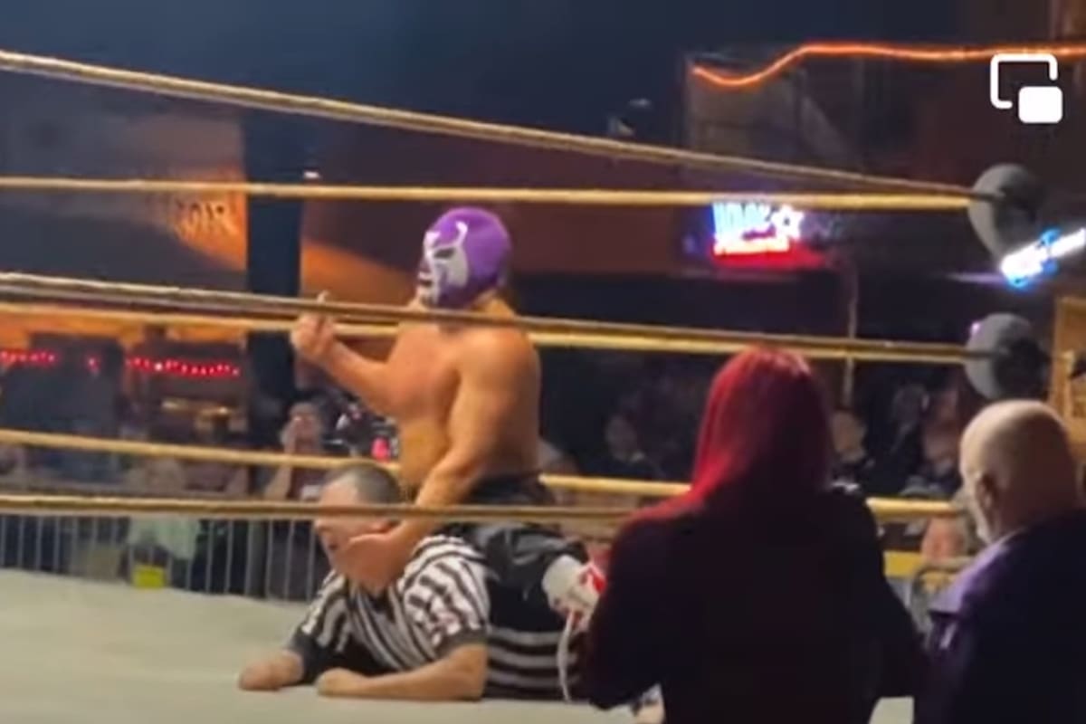 El momento en el que un luchador apuñala al árbitro en pleno show