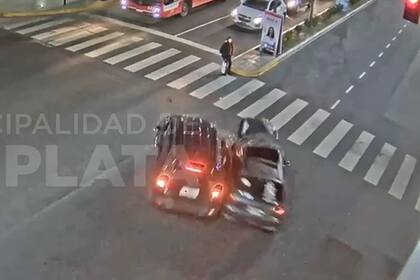 El momento en el que un mujer se salva por centímetros de ser impactada por dos autos en el centro de La Plata