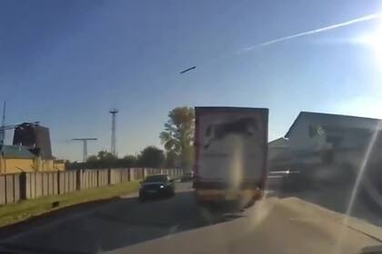 El momento en el que un poderoso misil ruso destruye una central eléctrica ucraniana