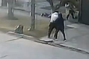 El momento en el que un policía de la Ciudad dispara a un motochorro a la cara cuando este intentaba asaltar a una abuela de 68 años y sus nietas en la localidad de Merlo