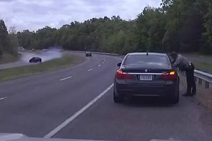 El momento en el que un policía de Virginia se salva de sufrir el impacto de un BMW a alta velocidad