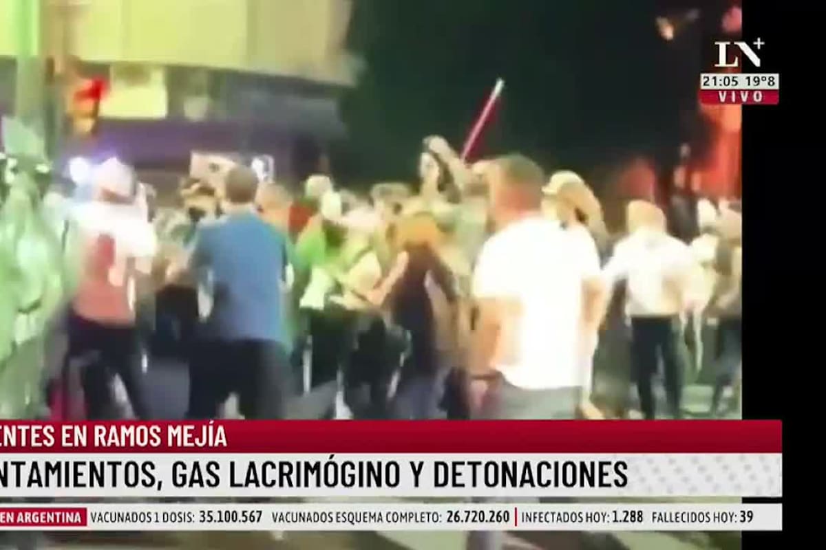 El momento en el que un policía le arranca la bandera una víctima de inseguridad