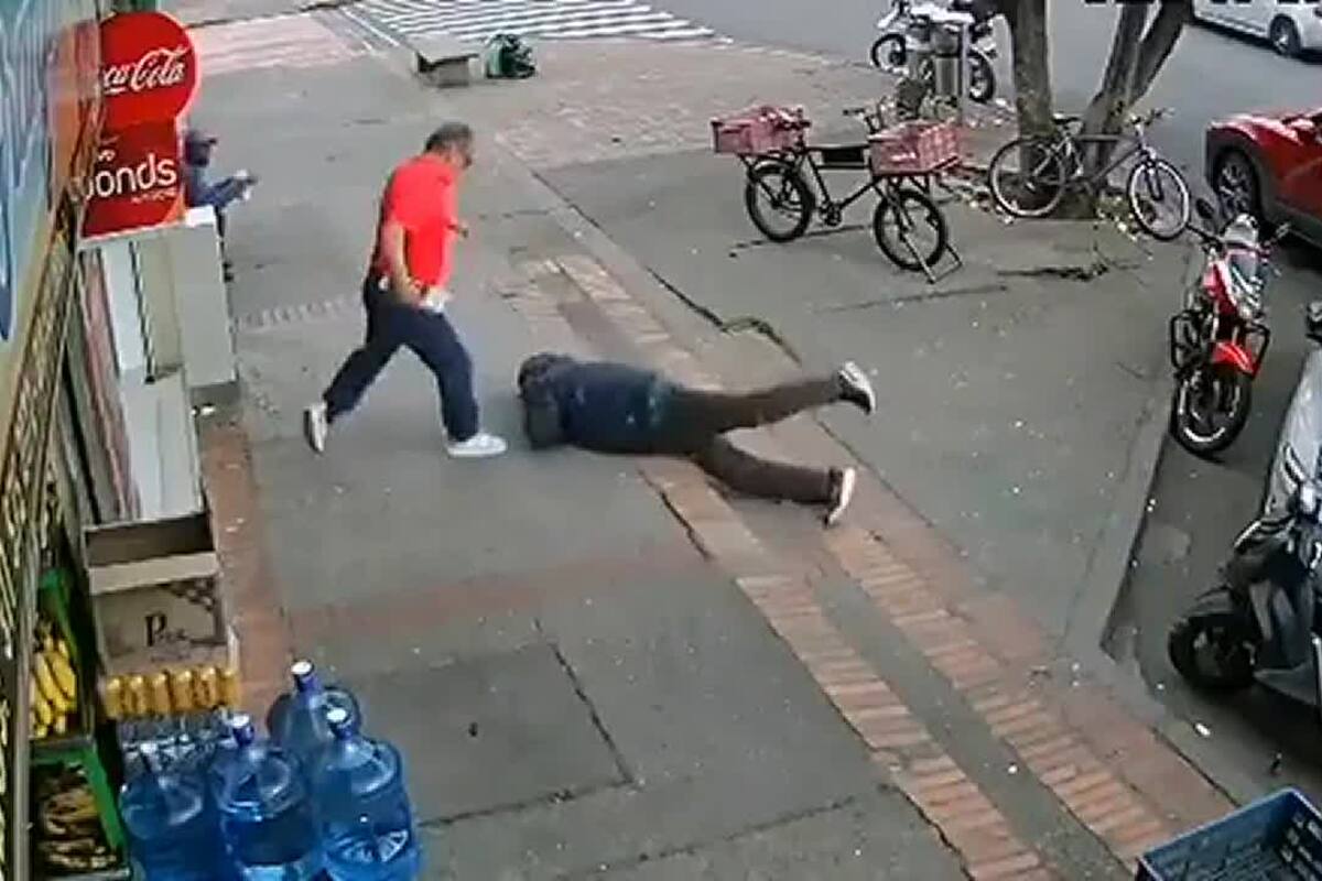 El momento en el que un transeúnte patea a un adulto mayor luego de que este tropezara