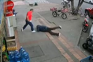 El momento en el que un transeúnte patea a un adulto mayor luego de que este tropezara
