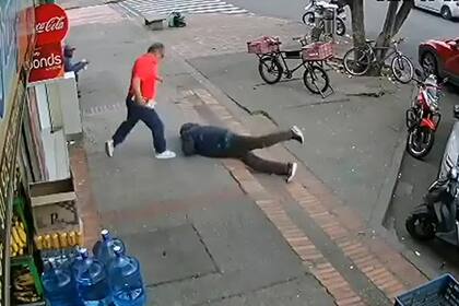 El momento en el que un transeúnte patea a un adulto mayor luego de que este tropezara