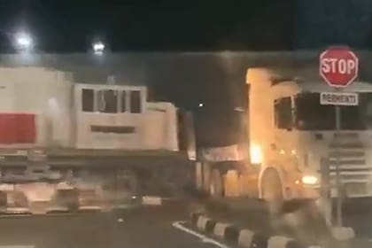 El momento en el que un tren colisiona de lleno contra el camión en Indonesia