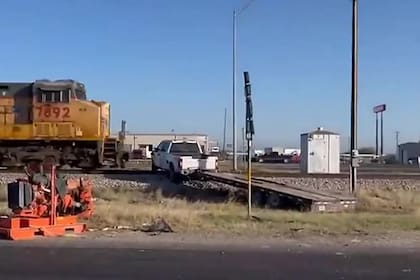 El momento en el que un tren embiste a un vehículo luego de un fatal choque en Texas, Estados Unidos