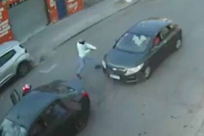 El momento en el que un turista argentino es abordado por dos delincuentes a la salida de un shopping en Chile