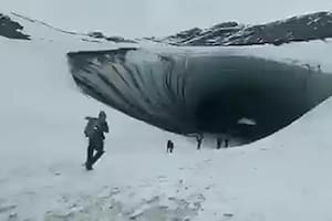 El momento en el que un turista brasileño murió aplastado por un trozo de hielo