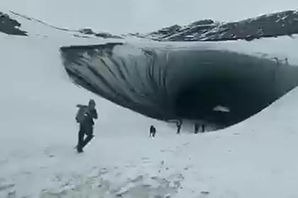 El momento en el que un turista brasileño murió aplastado por un trozo de hielo