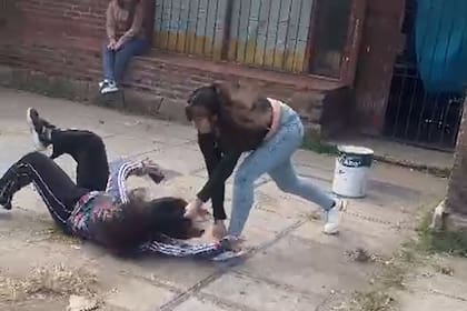 El momento en el que una adolescente ataca a otra