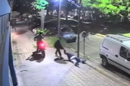 El momento en el que uno de los delincuentes arrastra el cuerpo de Lupe, la víctima