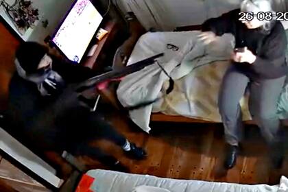 El momento en el que uno de los delincuentes apunta contra la mujer de 71 años con una escopeta