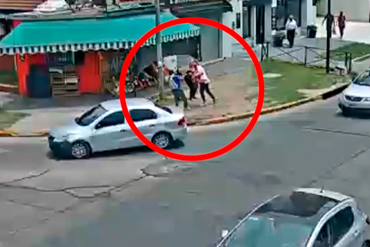 El momento en el que uno de los delincuentes le saca un bolso a una mujer