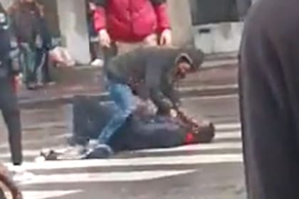El momento en el que uno de los dos individuos involucrados en una pelea apuñala a otro en medio de una avenida porteña