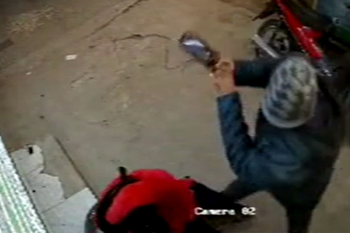 El momento en el que uno de los dos motochorros golpea salvajemente a la joven de 27 años con una botella de vidrio