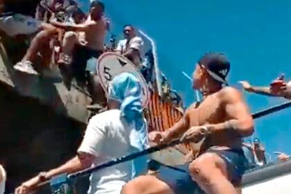 El momento en el que uno de los hinchas se tira desde un puente hacia el colectivo