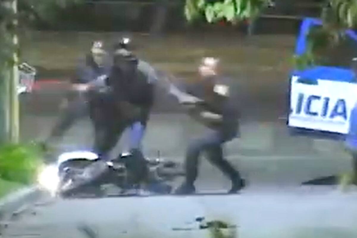 El momento en el que uno de los motochorros es tackleado por dos efectivos de la Policía de Córdoba
