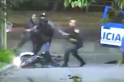 El momento en el que uno de los motochorros es tackleado por dos efectivos de la Policía de Córdoba