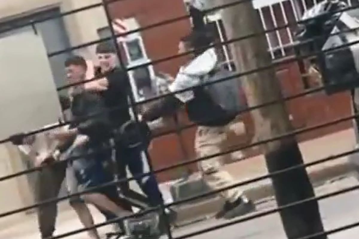 El momento en el que uno de los vecinos aplica la maniobra