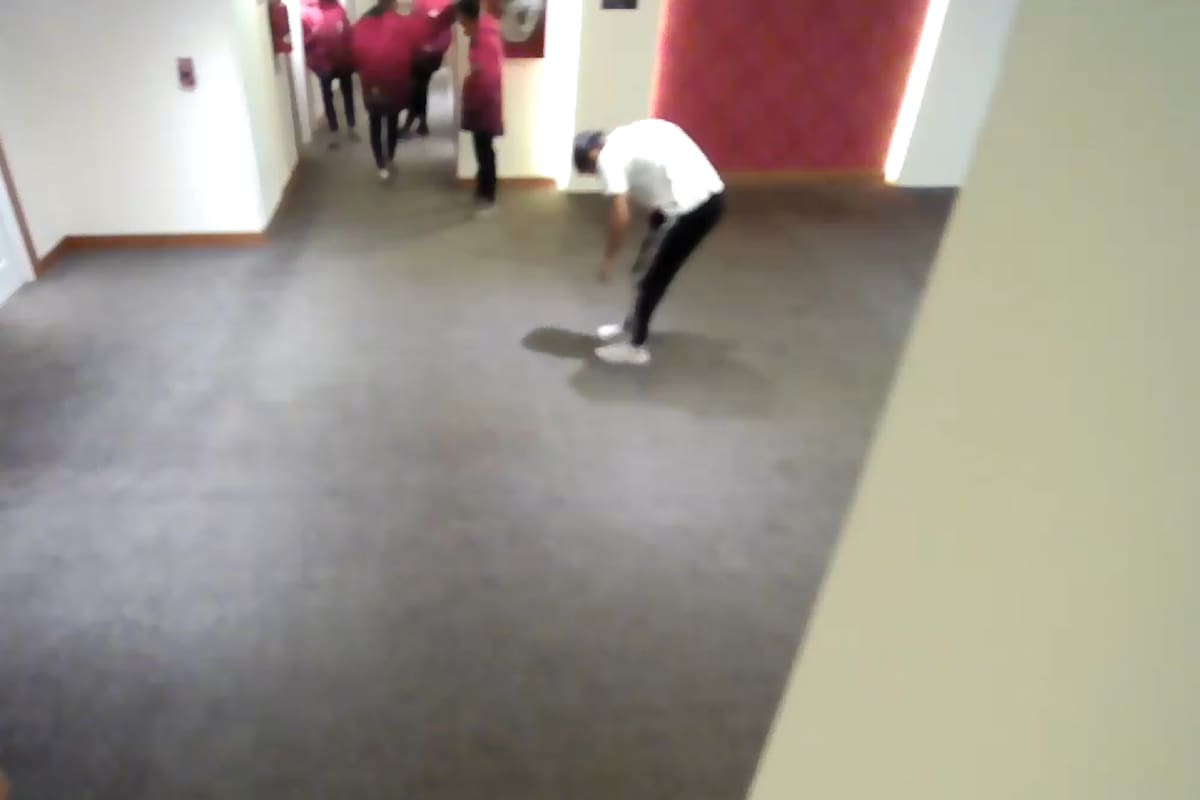 El momento en el que varios egresados entran por asalto en la habitación de otro joven, al que arrojaron por la ventana del hotel Pioneros, de Bariloche