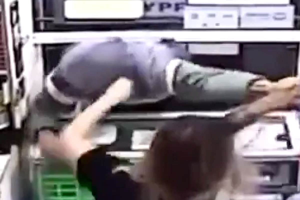 El momento en el que Yanela Cáceres, empleada del kiosco, se defiende luego de que un ladrón intentase ingresar al local por una ventanilla