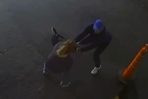 El momento en el que Zulma forcejea con el delincuente, quien terminó por arrebatarle el bolso con el dinero