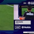 Lo llamó el VAR para una jugada que iba a favorecer a Barracas, pero mantuvo su decisión