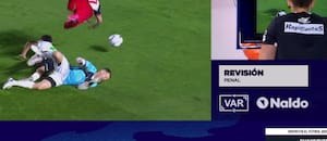 Lo llamó el VAR para una jugada que iba a favorecer a Barracas, pero mantuvo su decisión