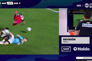 Lo llamó el VAR para una jugada que iba a favorecer a Barracas, pero mantuvo su decisión