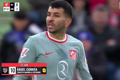 El momento en que Ángel Correa insulta al árbitro tras ser expulsado a instancias del VAR