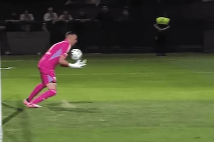 El momento en que Armani pierde el control de la pelota en el tiro libre de Platense