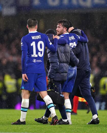 El momento en que Ben Chilwell debe retirarse del campo de juego en el triunfo de Chelsea sobre Dinamo Zagreb; se teme que haya sufrido un desgarro en el isquiotibial