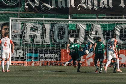 El momento en que Borgogno, arquero de San Martín, le desvía el penal a Galdames; Independiente sigue sin poder ganar en el Clausura
