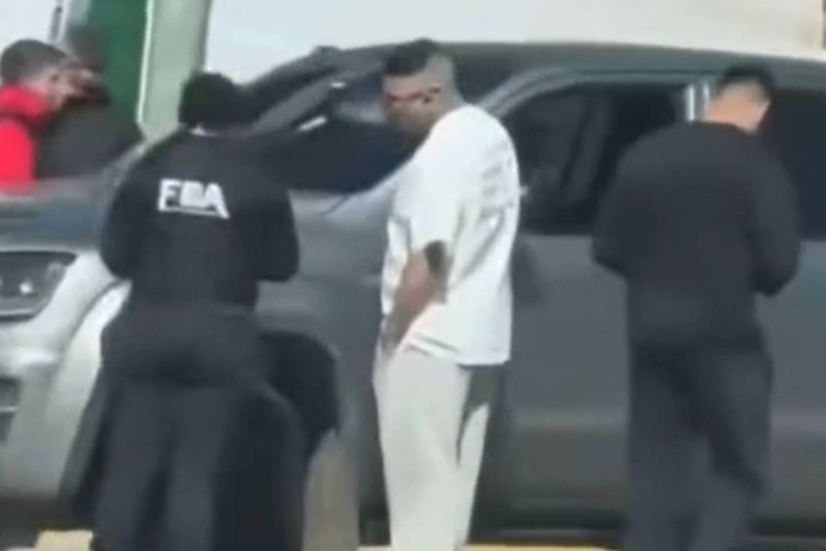 El momento en que Callejero Fino fue detenido por circular con una camioneta sin patente y con una pistola Glock en la guantera.