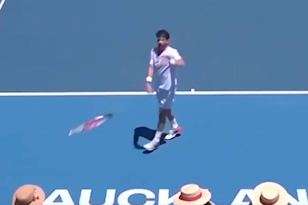 El momento en que Cameron Norrie arroja la raqueta contra el público, de manera accidental.