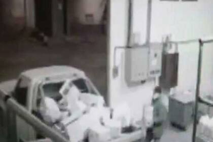 El momento en que cargan los agroquímicos