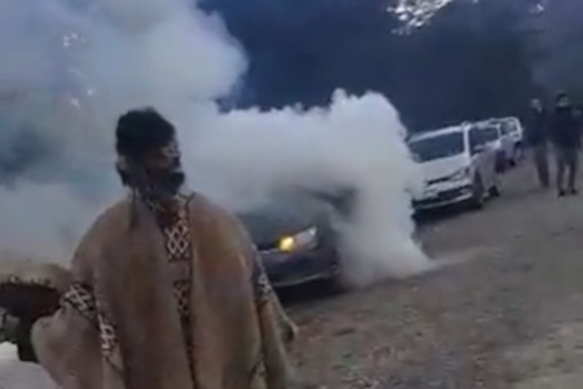 El momento en que cayó gas lacrimógeno sobre un auto