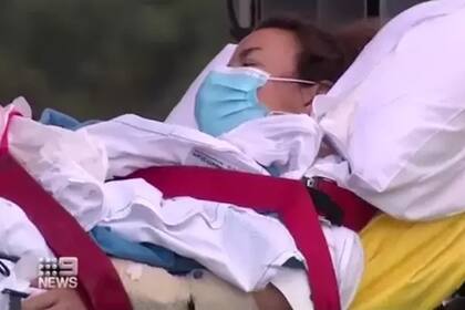El momento en que Chantelle Doyle fue trasladada por los paramédicos, tras ser salvada por su esposo del ataque de un tiburón blanco