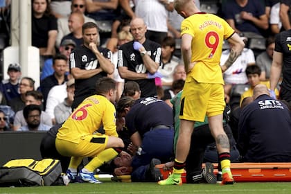 El momento en que Chris Basham, jugador de Sheffield United, es atendido luego de su dura lesión de tobillo ante Fulham