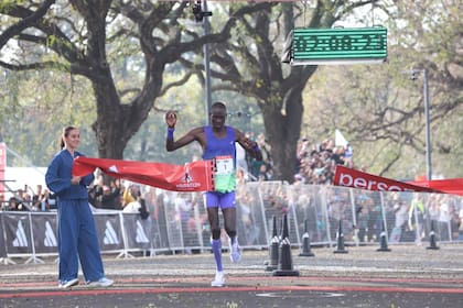 El momento en que Chumba cruza la meta en la Maratón de Buenos Aires