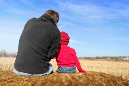 El momento en que ciertas sensibilidades dejan de ser preferencias individuales, empiezan a organizar instituciones, prácticas y formas de relacionarse. Cuando eso ocurre, ya no solo nos dicen cómo criar a nuestros hijos: también empiezan a definir qué clase de padres deberíamos ser