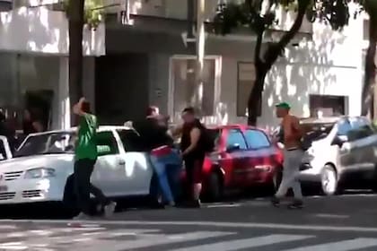 El momento en que comerciantes y vecinos se enfrentan con los jóvenes que abusaban de una mujer dentro de un auto