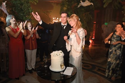 El momento en que cortaron la torta de bodas.
