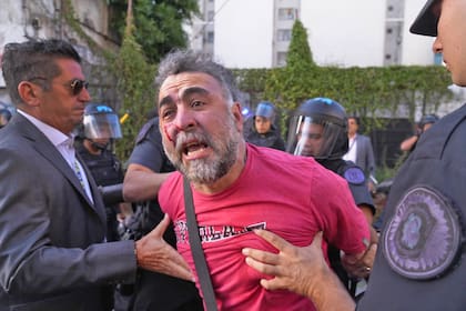 El momento en que demoraron a Facundo Tedeschini, camarógrafo de A24.
