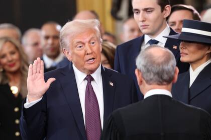 El momento en que Donald Trump presta juramento, en Washington, como nuevo presidente de los Estados Unidos