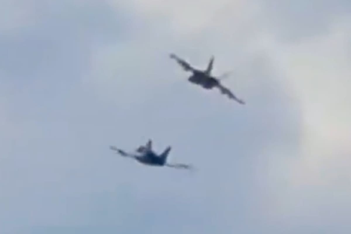 O momento em que dois caças colidiram em um show aéreo nos EUA